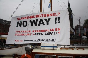 Spandoek Volksbos op boot tijdens loggerfestival